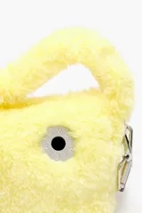 Bolso bandolera tipo hobo pequeño, color lila, de pelo sintético. Tiene cierre de cremallera, asa corta y asa bandolera extraíble con logo.