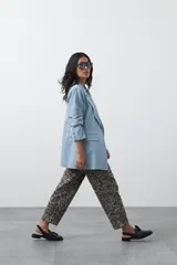 Pantalón de corte barrel con estampado animal print, tiro medio-alto, silueta curvada con volumen y bajo ligeramente ajustado.