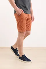 Bermuda de gabardina color marrón, con cintura elástica y cordón ajustable, bolsillos laterales y corte recto.