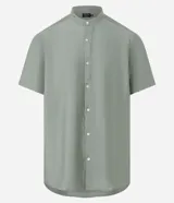 Camisa de manga corta con cuello tipo padre y cierre frontal de botones. Confeccionada en tejido texturizado de mezcla de viscosa y poliamida, con corte slim y acabado fluido.