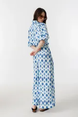 Camisa de lino estampada en blanco y azul con cuello camisero, botones de nácar y mangas abullonadas hasta el codo.