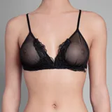 Soutien triangular de tul negro elastizado con apliques de encaje floral en el borde superior de las copas y breteles finos regulables.
