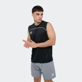 Musculosa deportiva Umbro Balance de color negro, con detalles de ribetes grises en el pecho y el logo de la marca bordado en blanco.