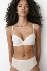 Soutien push-up de microfibra color beige con copas acolchadas con aros, breteles ajustables y diseño liso.