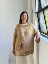 Sweater de punto color arena con diseño de capas que incluye una camisa inferior y un pañuelo a juego, ambos con estampado animal print en tonos tierra.