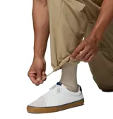 Pantalón convertible Columbia modelo Acker Rock Convert, color beige, de corte holgado y diseño cargo con múltiples bolsillos, bolsillos laterales con solapa y parche de la marca. Las perneras se desmontan mediante cremalleras para convertirlo en short.