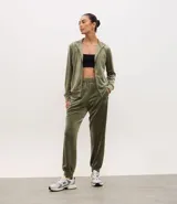 Pantalón tipo jogger de plush, con cintura elástica, bolsillos laterales y puños ajustados en los tobillos.
