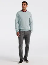 Buzo de hombre de cuello redondo, color gris claro, con logo de pingüino bordado en el pecho.