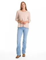 Buzo de tejido soft color beige con textura jaspeada, cuello redondo, mangas tres cuartos con detalle de botones en los puños y tajos laterales en el ruedo.