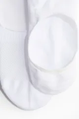 Pack de cinco medias deportivas tipo soquete, confeccionadas en tejido funcional con tecnología DryMove para absorción de sudor. Presentan secciones de ventilación en punto calado sobre el empeine y reborde de silicona en el talón para evitar deslizamientos.