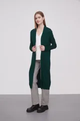 Saco largo tipo cárdigan de tejido de punto fino, color verde oscuro, con frente abierto, mangas largas y diseño holgado.