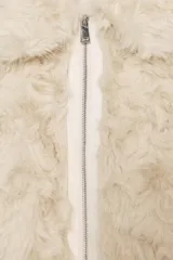 Chaqueta tipo bomber de textura afelpada en color crema, con cuello solapa, cierre frontal con cremallera y puños y cintura de tejido elástico acanalado.