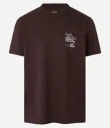 Remera marrón de algodón peruano, corte comfort, cuello redondo, manga corta y estampa frontal con texto y dibujo.