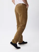 Pantalon de pana color tostado, de corte regular fit, con cinco bolsillos clásicos, cierre de botón y cremallera.