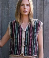 Chaleco tejido a mano en crochet de lana merino, con diseño de rayas verticales en marrón, fucsia y verde, escote en V y cierre frontal con botones forrados.
