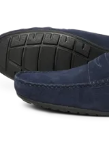 Mocasines azul marino de cuero gamuzado, con punta redonda y forro de lona.