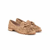 Mocasines de gamuza color marrón claro, con taco bajo, lengüeta con flecos y detalle de nudo frontal.