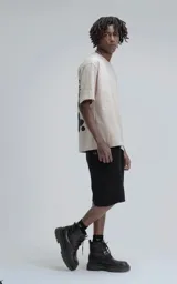 Remera de algodón color arena con estampado floral abstracto en color negro en la parte posterior y pequeño logo en la nuca.