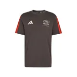 Remera de algodón color gris oscuro con cuello redondo y mangas cortas. Presenta el logo de Adidas en el pecho derecho y el logo de Audi Revolut F1 Team en el pecho izquierdo. Incluye detalles de tres rayas rojas en los hombros y mangas.