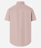Camisa de manga corta color rosado, con cuello inglés, cierre frontal de botones y corte cómodo.