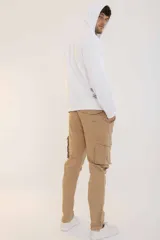 Pantalon cargo color tostado, con bolsillos laterales con solapa y cierre frontal, de corte recto y ajuste cómodo.