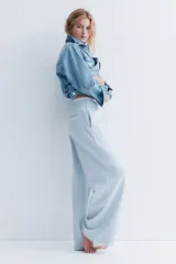 Pantalón de jogging de corte holgado en tejido de felpa con interior cepillado suave. Modelo de tiro alto con cintura elástica fruncida y piernas anchas.