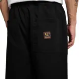 Pantalón negro de tela con cintura elástica y cinturón ajustable.