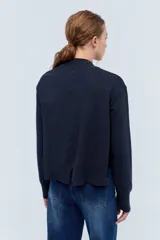 Cardigan rojo de tejido de punto liviano confeccionado en lana italiana.