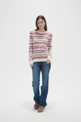 Remera de manga larga al cuerpo, confeccionada en tejido de viscosa con diseño de rayas horizontales en tonos rosados, blancos y marrones, con cuello a la base y puños con detalle de botones.