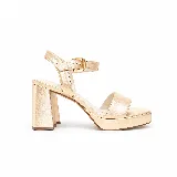 Sandalia de cuero metalizado dorado claro, con taco alto ancho, plataforma delantera, tira frontal y pulsera regulable al tobillo con hebilla. Punta cuadrada abierta.