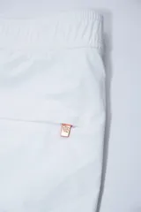 Short de baño blanco de corte clásico, confeccionado en tejido ripstop con elastano, con cintura elástica en la parte trasera, dos bolsillos laterales y uno trasero con cierre.