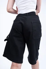 Bermuda de jean celeste, tiro alto, corte holgado y largo a la rodilla.