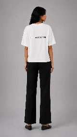 Remera blanca oversize de algodón, con mangas cortas y estampa en la espalda con la frase "1982 LIMITED EDITION".