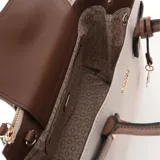 Cartera tipo satchel Guess modelo Reena, confeccionada en lona color beige con detalles en cuero sintético marrón. Cuenta con doble asa superior, correa ajustable y extraíble, cierre superior y dije metálico colgante con el logo de la marca.