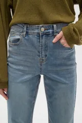 Pantalon jean de corte oxford, color negro, con tiro medio y ruedo desflecado.