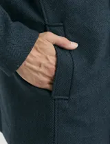 Sobretodo corto de lana con diseño de espiga en color azul. Presenta cuello camisero, cierre frontal con botones y tajo en la parte posterior.