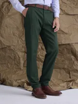 Pantalón de gabardina color verde oscuro, de corte recto y estilo clásico con bolsillos laterales y traseros.