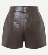 Short pollera de tiro medio confeccionado en poliuretano con acabado símil cuero. Presenta diseño de corte recto, cierre frontal con cremallera, trabillas para cinturón y dos bolsillos delanteros con solapa.