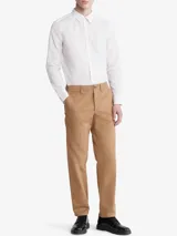 Camisa blanca de vestir, corte slim fit, con cuello clásico, cierre con botones y logo bordado en el pecho.