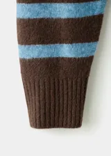 Sweater de punto con diseño de rayas horizontales en tonos marrón y celeste, cuello alto y manga larga. Presenta un corte oversize y acabado suave.