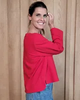 Remera de manga larga color blanco, con cuello redondo y dos bolsillos frontales tipo parche. Presenta un corte recto y holgado con un diseño minimalista.