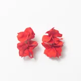 Caravanas de diseño floral en color rojo, compuestas por múltiples pétalos superpuestos que crean una forma voluminosa y orgánica.