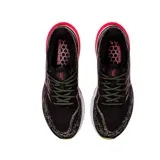 Championes de running Asics Gel-Kayano 29, color negro con detalles en rojo y amarillo. Presentan tecnología FF Blast+ en la entresuela para mayor amortiguación y diseño de malla transpirable.