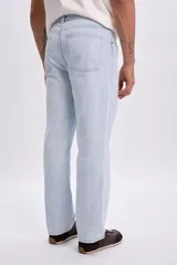 Pantalón de jean azul claro de corte recto y clásico, con bolsillos laterales y traseros y cierre frontal con botón y cremallera.