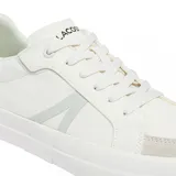 Championes Lacoste modelo L004, de diseño urbano en color blanco con detalles en gris claro. Presentan una silueta de perfil bajo con paneles de lona y refuerzos de gamuza en la puntera y el talón. Incluyen el icónico logo del cocodrilo metálico en el lateral del talón y una suela de goma vulcanizada.