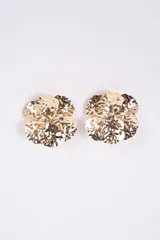 Aros de diseño floral con acabado metálico dorado y textura martillada.