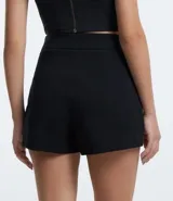 Short de vestir color rosa claro, de corte recto y tiro alto.