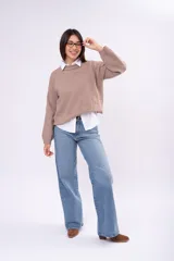 Sweater de punto liso en color beige, con cuello redondo y diseño de calce relajado.