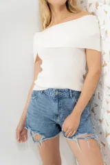 Remera blanca con cuello bardot o barco, de tejido hilado en lycra.