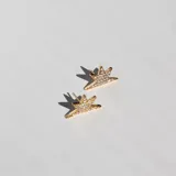 Aros con forma de estrella, bañados en oro de 18k y cristales micropavé. Cierre con pasante.